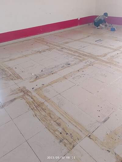 Dịch vụ lột thảm, tẩy keo sàn chuyên nghiệp
